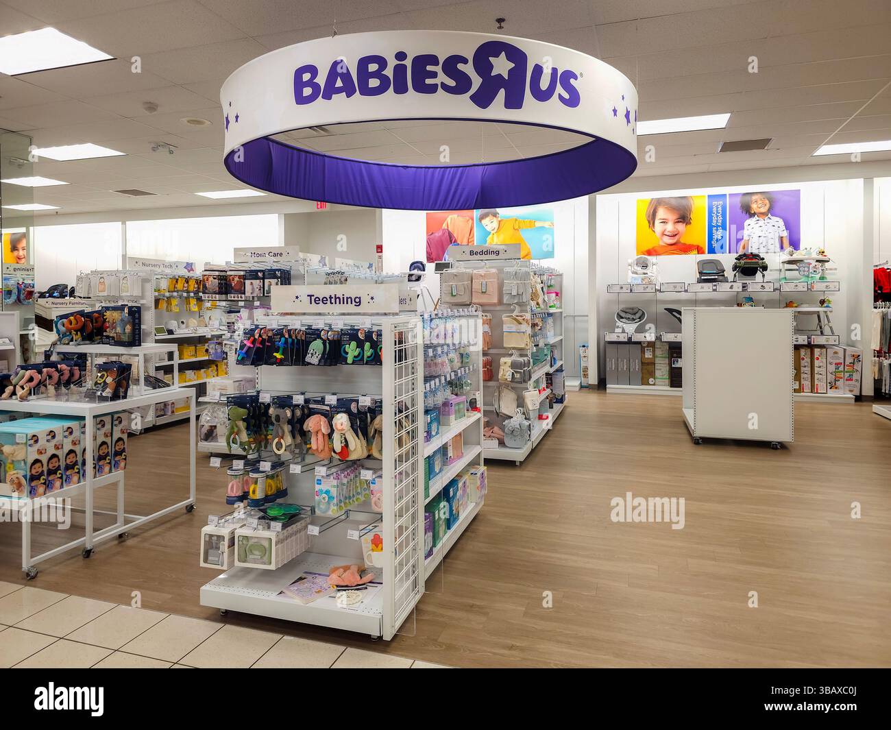 Whitesboro, New York - 9 settembre 2024: Vista ravvicinata del reparto neonati di Kinney Drugs Convenience Store Foto Stock