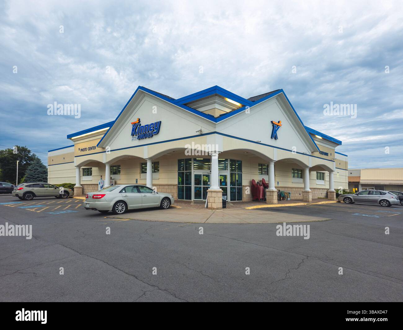 Whitesboro, New York - 28 giugno 2024: Ultra-wide view of Kinney Drugs Store, è una catena consolidata di quasi 100 farmacie situate in tutta New York Foto Stock