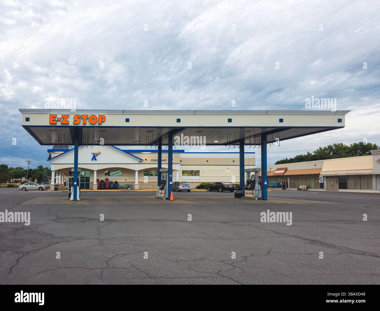 Whitesboro, New York - 28 giugno 2024: Vista ultra-ampia del distributore di benzina e-Z Stop in primo piano e dei farmaci Kinney in background, EZ-Stop fa parte di Kinney Drugs c Foto Stock