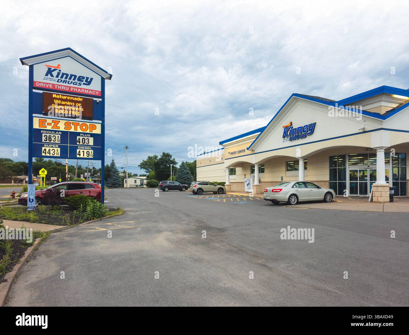 Whitesboro, New York - 28 giugno 2024: Vista ravvicinata del negozio di farmaci Kinney con il loro listino prezzi del gas EZ-Stop, Kinney è una catena consolidata di quasi 100 d.C. Foto Stock
