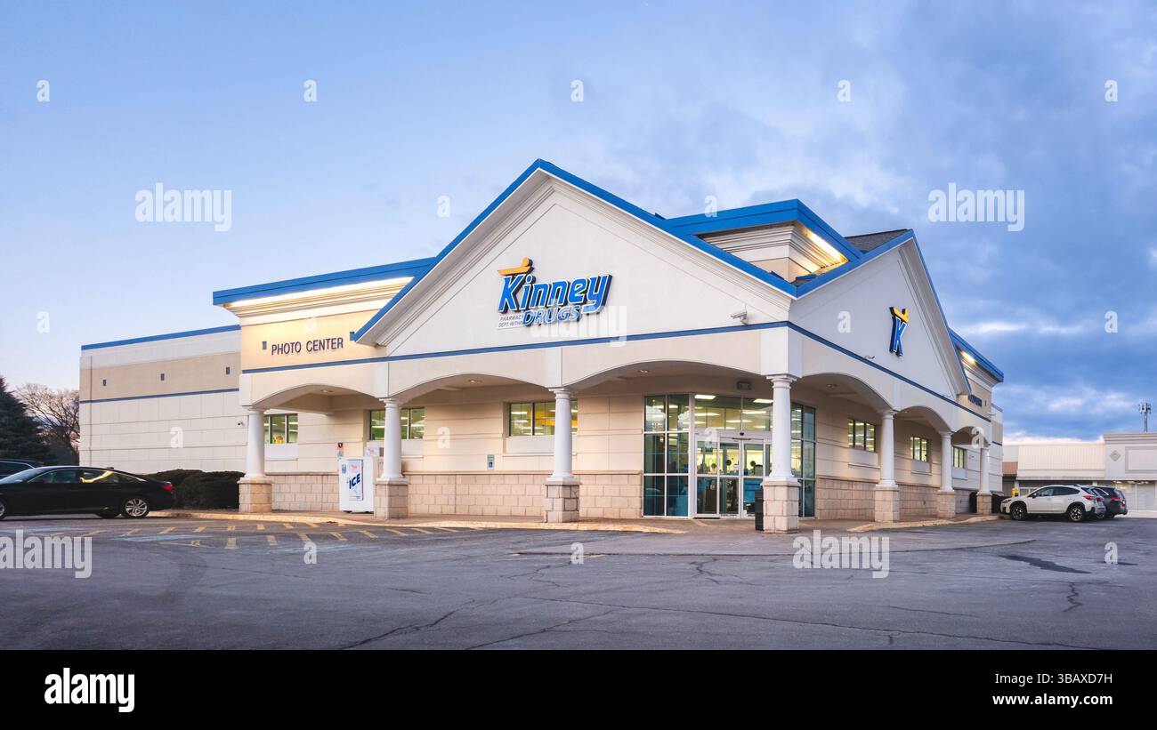 Whitesboro, NY - 4 gennaio 2024: Kinney Drugs è una catena consolidata di quasi 100 farmacie dislocate in tutta New York e Vermont, è stata fondata i Foto Stock