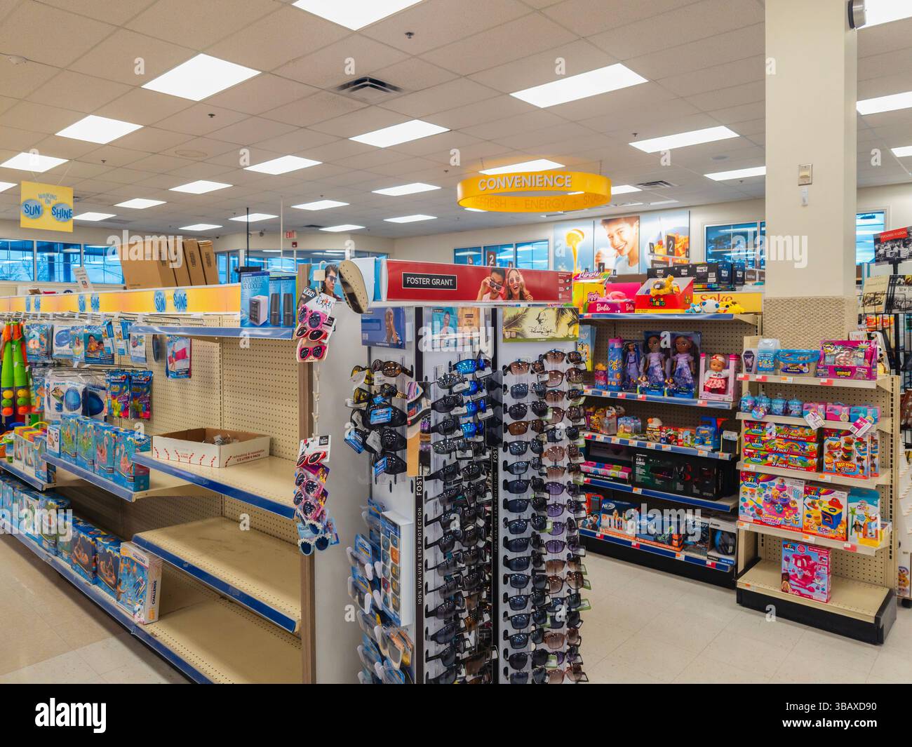 Whitesboro, New York - 8 agosto 2024: Ampia vista del reparto convenienza del Kinney Drugs Convenience Store Foto Stock