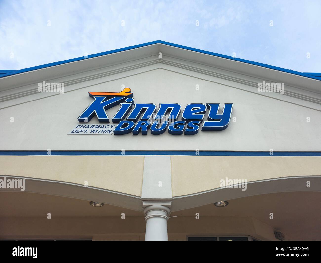 Whitesboro, New York - 28 giugno 2024: Kinney Drugs è una catena consolidata di quasi 100 farmacie situate in tutta New York e Vermont Foto Stock