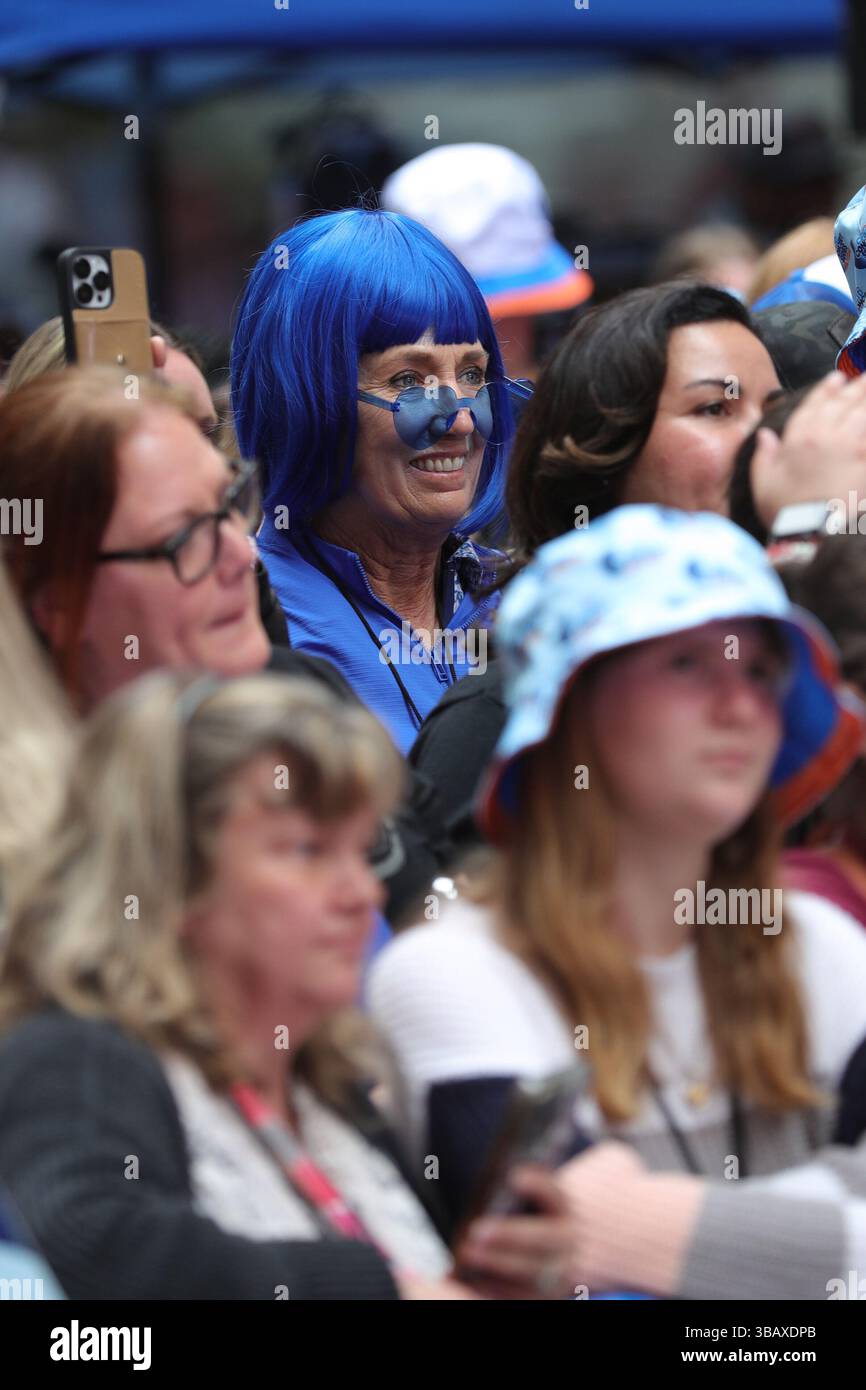 NEW YORK, NY - 13 MAGGIO 2025: La star della musica country Blake Shelton si esibisce dal vivo al NBC Today Show al Rockefeller Center come parte della serie di concerti del mattino. I fan hanno riempito il plaza la mattina presto per catturare il set ad alta energia di Sheltons, che include i successi del suo ultimo album e i preferiti dei fan. L'esibizione faceva parte della celebrazione in corso dello spettacolo della musica dal vivo nel cuore di Manhattan. Foto: Giada Papini Rampelotto/EuropaNewswire Foto Stock