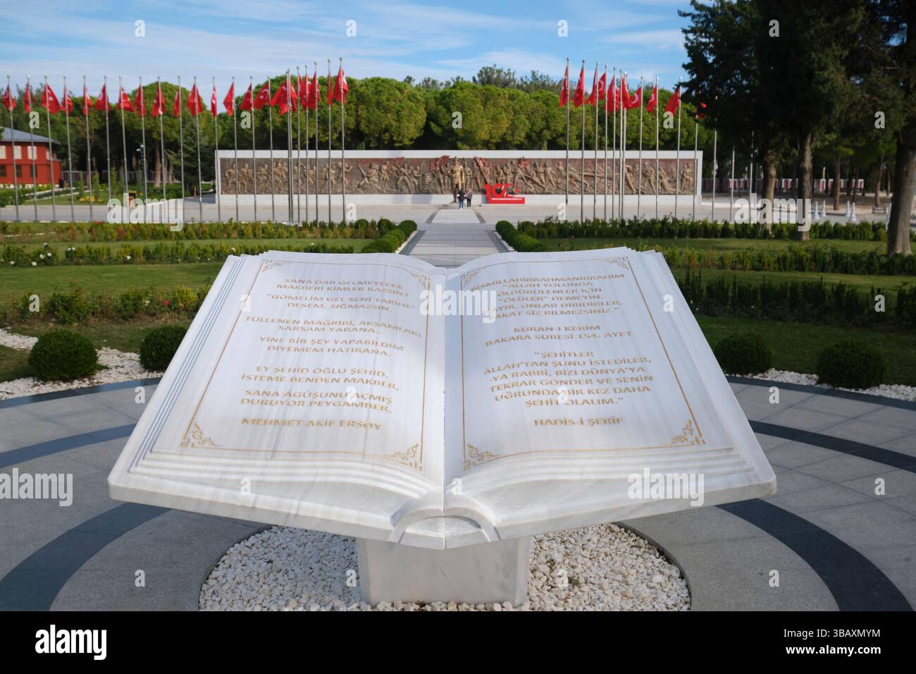 Citazioni cupe e ispiratrici su una scultura in marmo a libro aperto. Al Monumento dei Martiri di Canakkale, Şehitler Abidesi a Gallipoli, Turchia Foto Stock