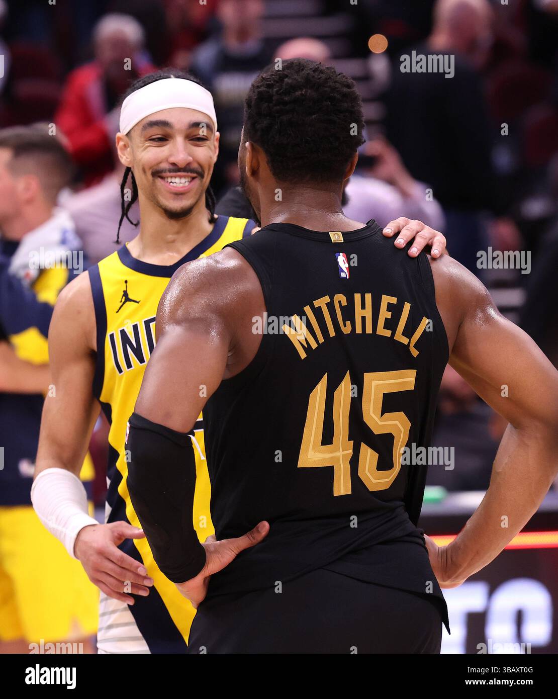 Cleveland, Stati Uniti. 13 maggio 2025. La guardia di punto degli Indiana Pacers Andrew Nembhard (2) parla con la guardia dei Cleveland Cavaliers Donovan Mitchell (45) dopo aver vinto le semifinali della Eastern Conference a Cleveland, Ohio, martedì 13 maggio 2025. I Pacers sconfissero i Cavaliers 114-105 conquistando la serie 4-1. Foto di Aaron Josefczyk/UPI credito: UPI/Alamy Live News Foto Stock