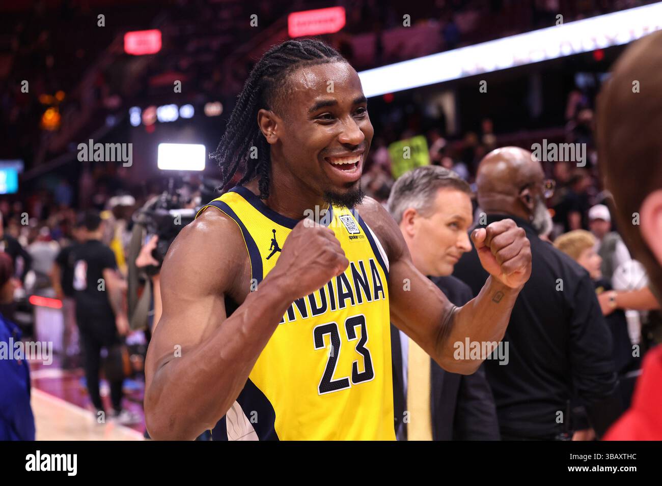 Cleveland, Stati Uniti. 13 maggio 2025. L'attaccante degli Indiana Pacers Aaron Nesmith (23) festeggia dopo aver sconfitto i Cleveland Cavaliers 114-105 vincendo le semifinali della Eastern Conference a Cleveland, Ohio, martedì 13 maggio 2025. Foto di Aaron Josefczyk/UPI credito: UPI/Alamy Live News Foto Stock
