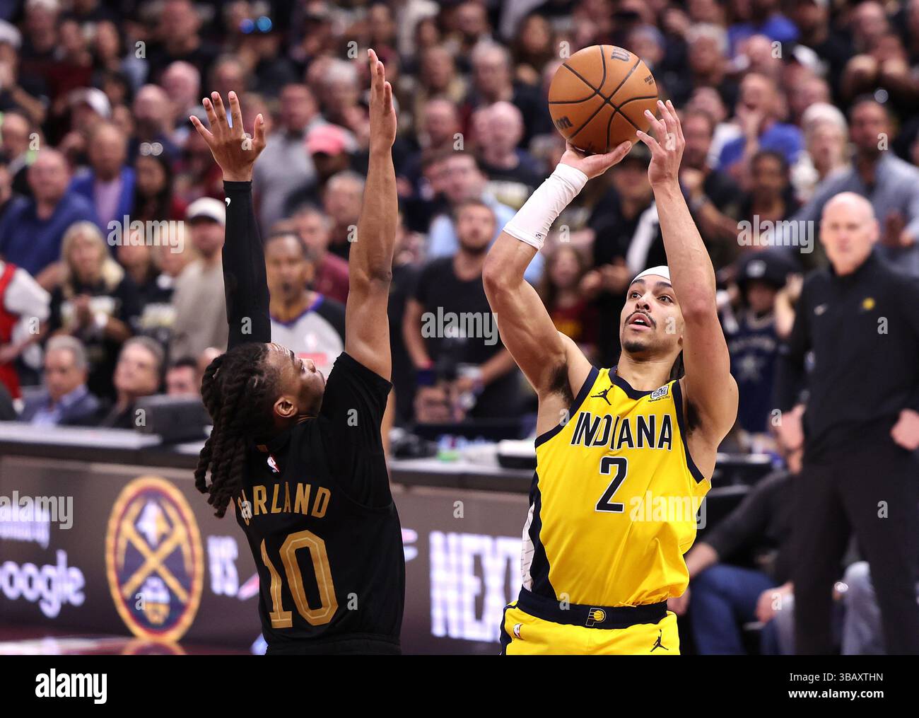 Cleveland, Stati Uniti. 13 maggio 2025. La guardia punti degli Indiana Pacers Andrew Nembhard (2) spara e segna sulla guardia punti dei Cavaliers Darius Garland (10) durante il quarto quarto quarto delle semifinali della Eastern Conference a Cleveland, Ohio, martedì 13 maggio 2025. I Pacers sconfissero i Cavaliers 114-105 conquistando la serie 4-1. Foto di Aaron Josefczyk/UPI credito: UPI/Alamy Live News Foto Stock