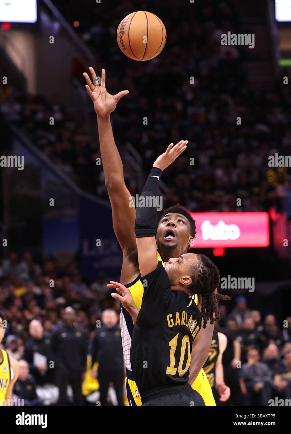 Cleveland, Stati Uniti. 13 maggio 2025. Indiana Pacers Thomas Bryant (3) difende il tiro dei Cleveland Cavaliers Darius Garland (10) durante il terzo quarto di gara 5 delle semifinali della Eastern Conference a Cleveland, Ohio martedì 13 maggio 2025. I Pacers sconfissero i Cavaliers 114-105 conquistando la serie 4-1. Foto di Aaron Josefczyk/UPI credito: UPI/Alamy Live News Foto Stock