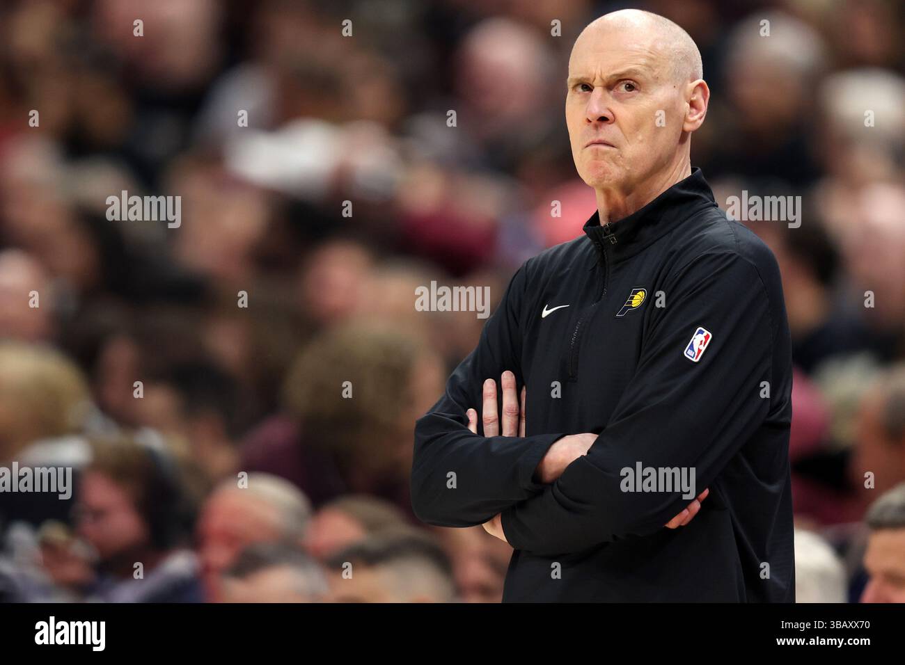 Cleveland, Stati Uniti. 13 maggio 2025. L'allenatore degli Indiana Pacers Rick Carlisle guarda dalla panchina durante il quarto quarto quarto di gara 5 delle semifinali della Eastern Conference contro i Cleveland Cavaliers a Cleveland, Ohio, martedì 13 maggio 2025. I Pacers sconfissero i Cavaliers 114-105 conquistando la serie 4-1. Foto di Aaron Josefczyk/UPI credito: UPI/Alamy Live News Foto Stock