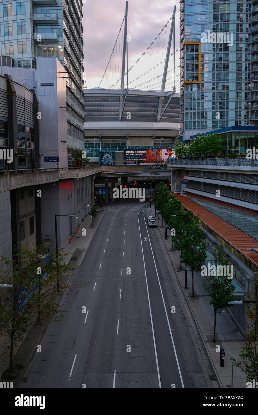 Guardando lungo Pacific Boulevard verso il BC Place Stadium di Vancouver, British Columbia. Foto Stock