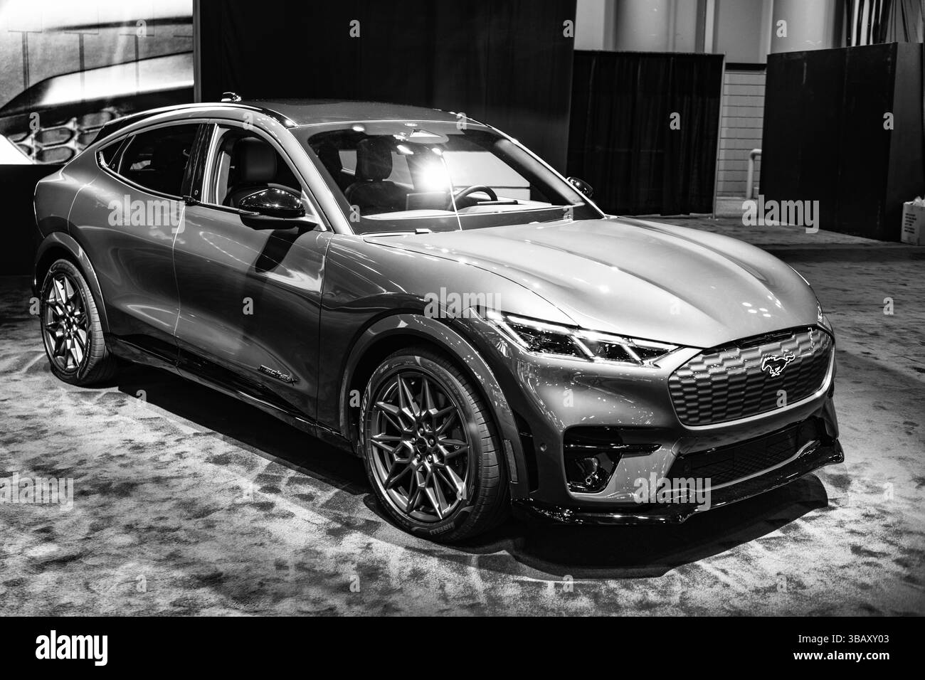 New York City, USA - 27 marzo 2024: 2024 Ford Mustang Mach-e GT crossover auto elettrica al New York International Auto Show, vista laterale Foto Stock