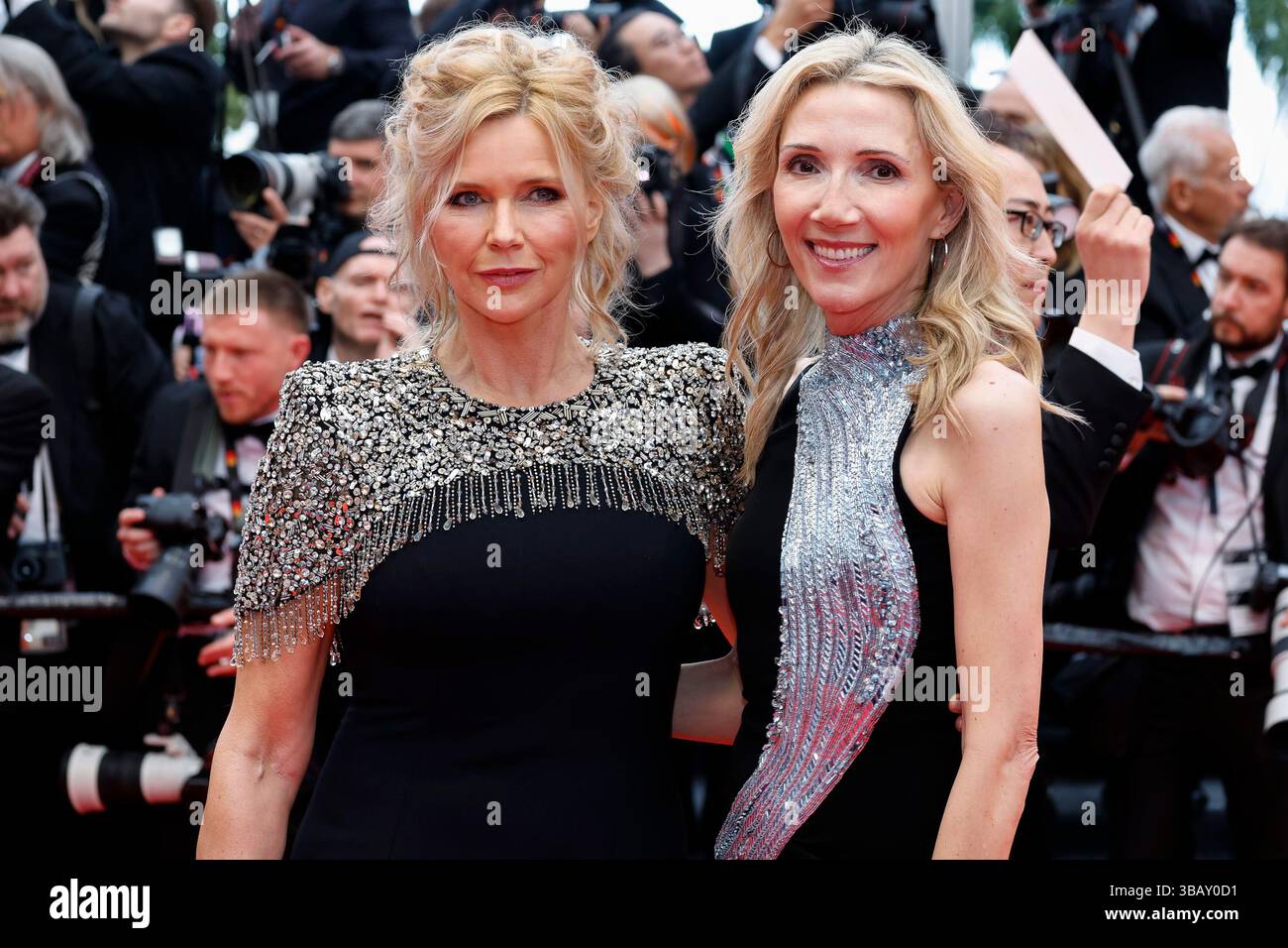 Veronica Ferres e Helen Hoehne assistono alla cerimonia di apertura e al "Partir un Jour" (Leave One Day)" in anteprima durante il 78° Festival di Cannes al Palais des Festivals di Cannes, in Francia, il 13 maggio 2025. Foto Stock