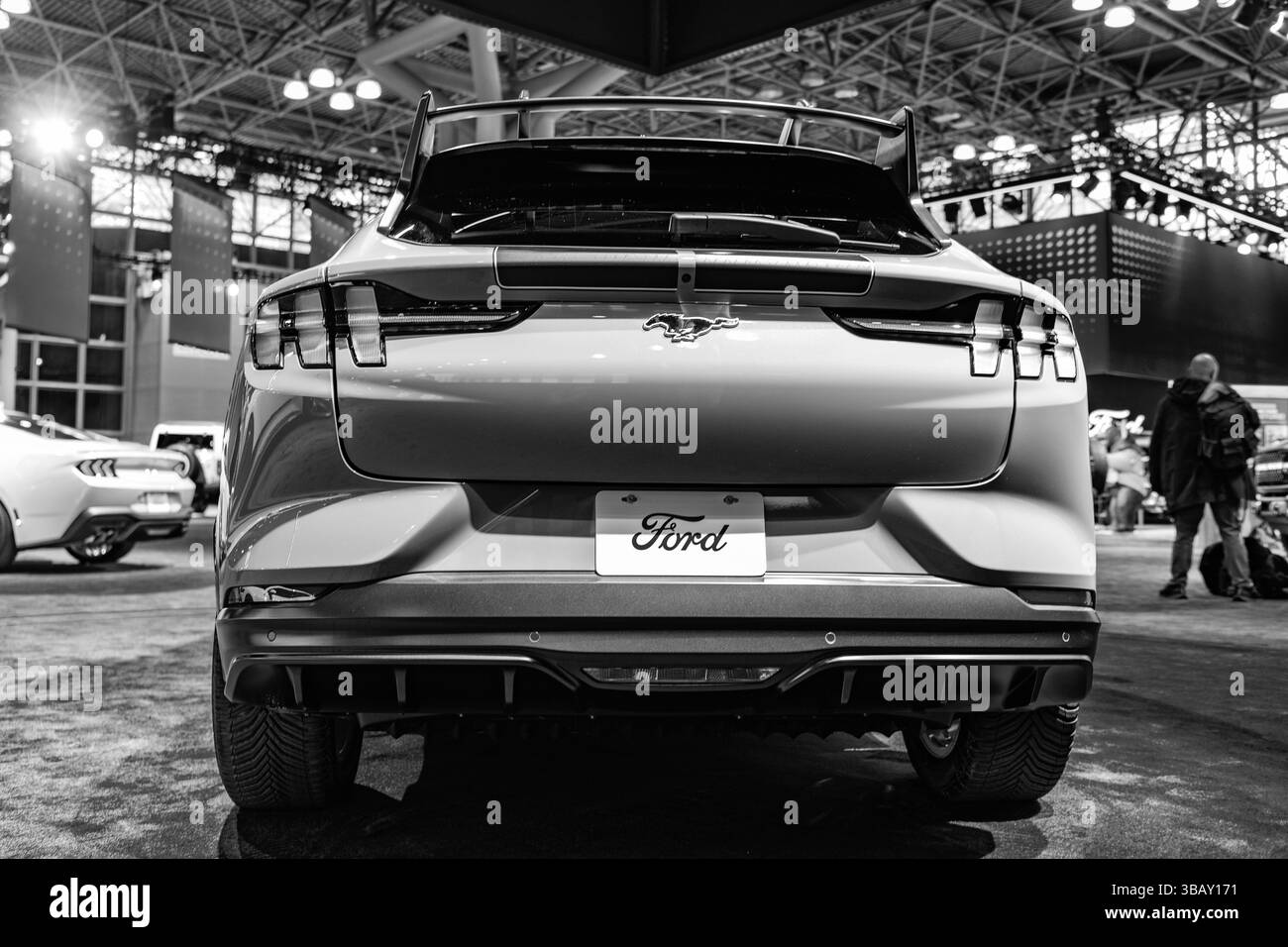New York City, USA - 27 marzo 2024: Auto elettrica SUV Ford Mustang Mach-e al New York International Auto Show, vista posteriore Foto Stock