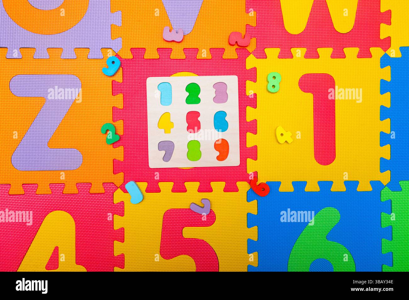 Giocattoli educativi per bambini su un tappetino da gioco. Foto Stock