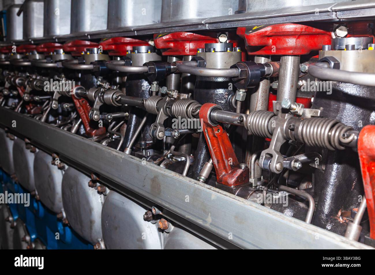 Motore marino installato nella sala macchine dell'imbarcazione. Foto Stock