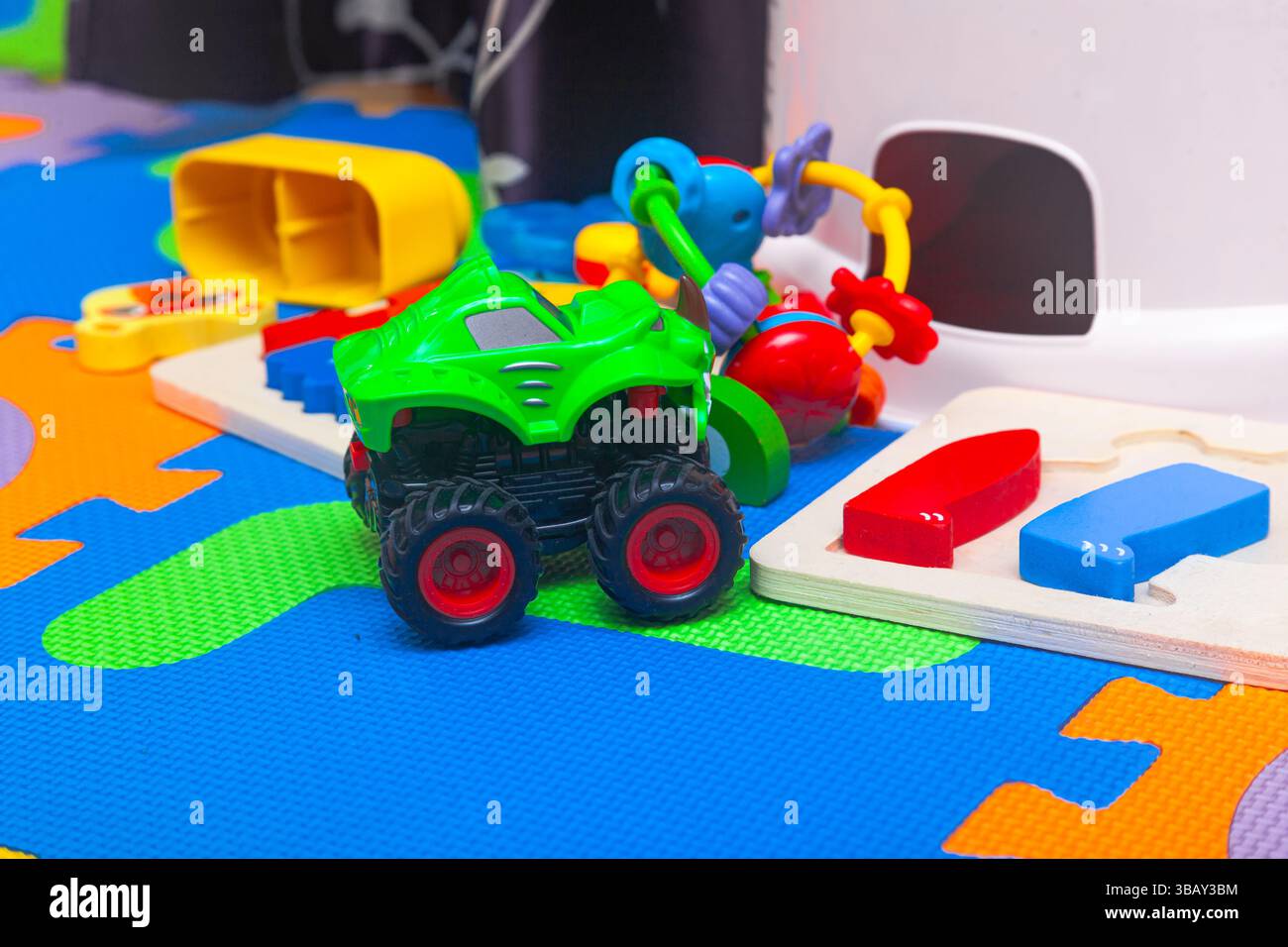 Giocattoli educativi per bambini su un tappetino da gioco. Foto Stock