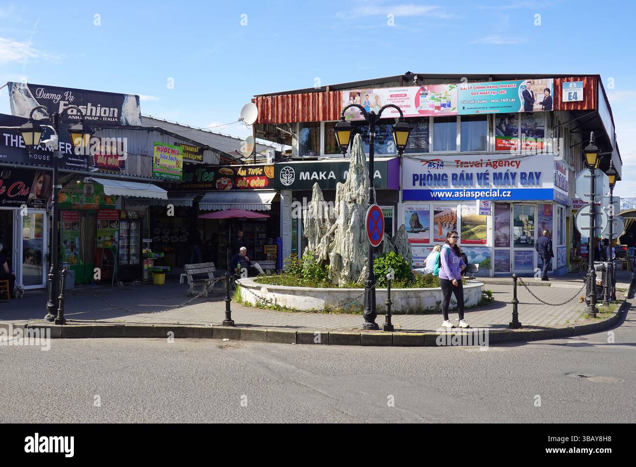Little Hanoi, una dinamica gamma di ristoranti, caffè e negozi al dettaglio, è lungo le strade trafficate del TTTM Sapa a Praga, Repubblica Ceca, il 10 maggio 2025. Foto Stock
