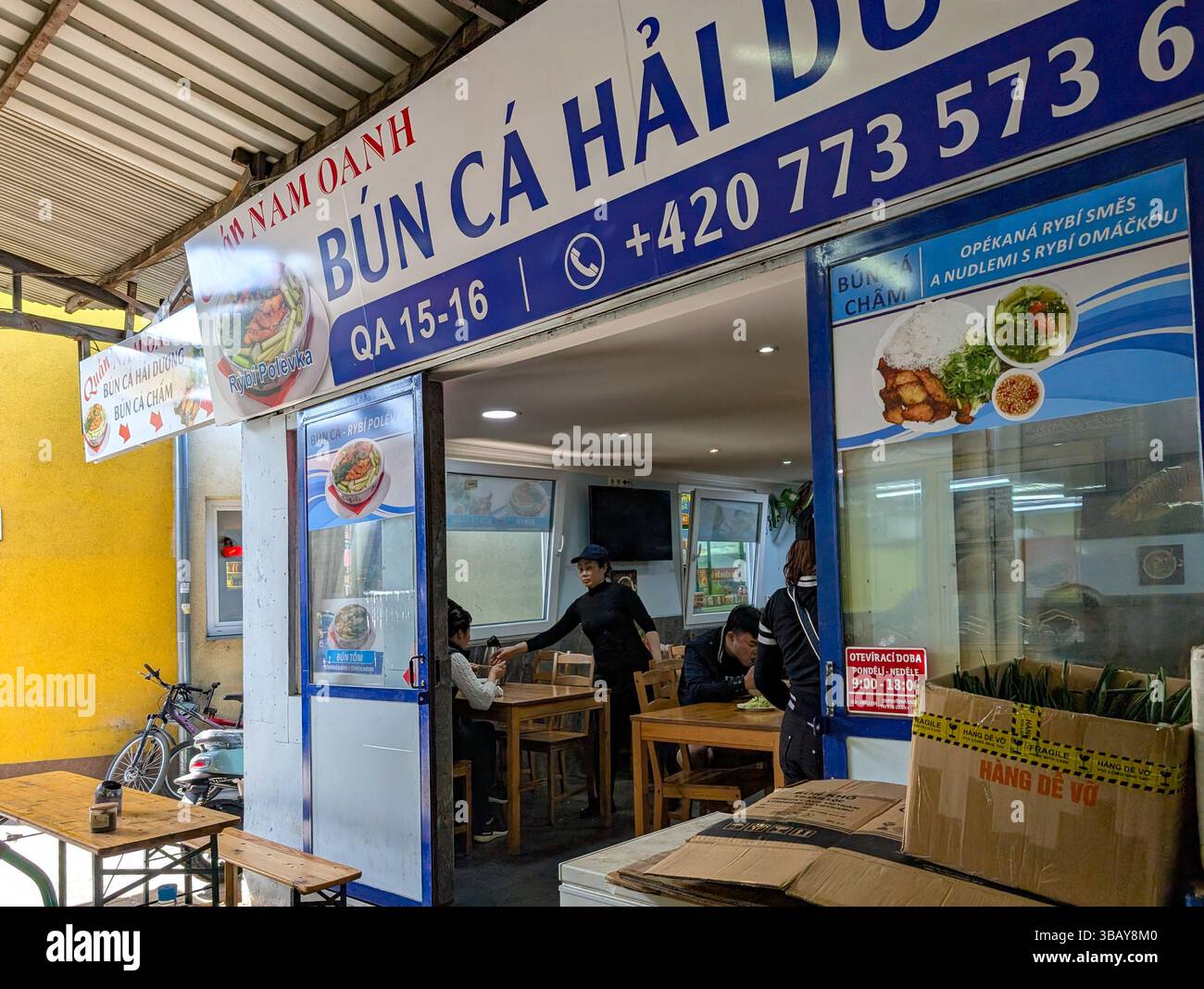 Little Hanoi, una dinamica gamma di ristoranti, caffè e negozi al dettaglio, è lungo le strade trafficate del TTTM Sapa a Praga, Repubblica Ceca, il 10 maggio 2025. Foto Stock