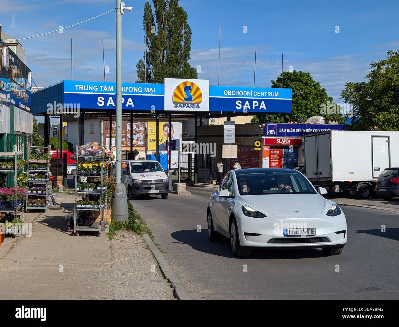 Little Hanoi, una dinamica gamma di ristoranti, caffè e negozi al dettaglio, è lungo le strade trafficate del TTTM Sapa a Praga, Repubblica Ceca, il 10 maggio 2025. Foto Stock