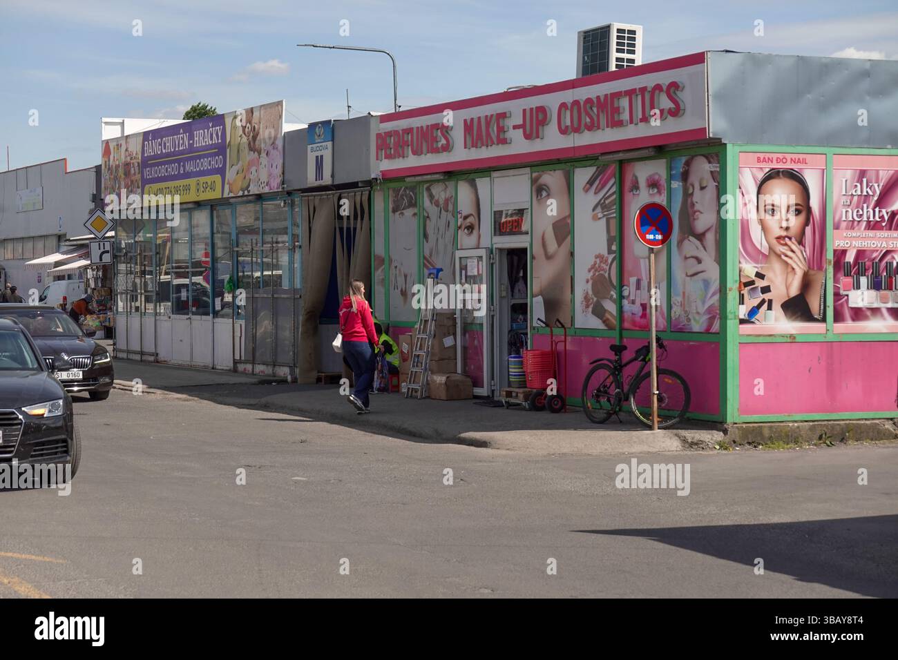 Little Hanoi, una dinamica gamma di ristoranti, caffè e negozi al dettaglio, è lungo le strade trafficate del TTTM Sapa a Praga, Repubblica Ceca, il 10 maggio 2025. Foto Stock