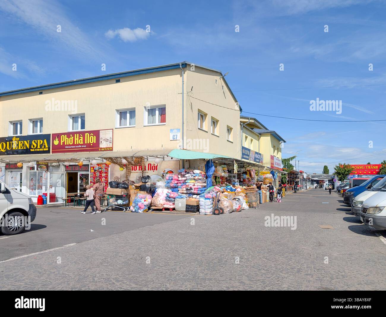 Little Hanoi, una dinamica gamma di ristoranti, caffè e negozi al dettaglio, è lungo le strade trafficate del TTTM Sapa a Praga, Repubblica Ceca, il 10 maggio 2025. Foto Stock