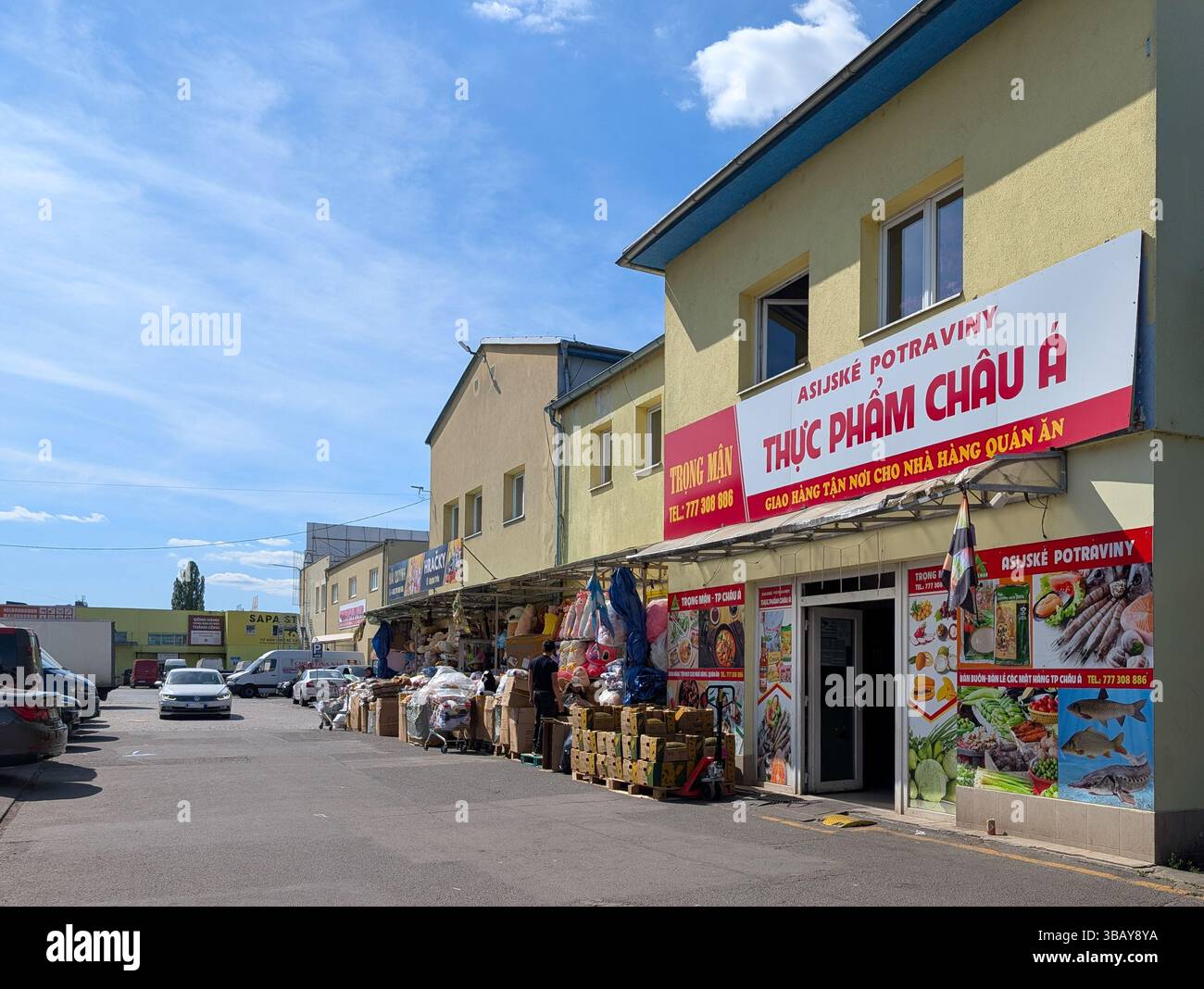 Little Hanoi, una dinamica gamma di ristoranti, caffè e negozi al dettaglio, è lungo le strade trafficate del TTTM Sapa a Praga, Repubblica Ceca, il 10 maggio 2025. Foto Stock