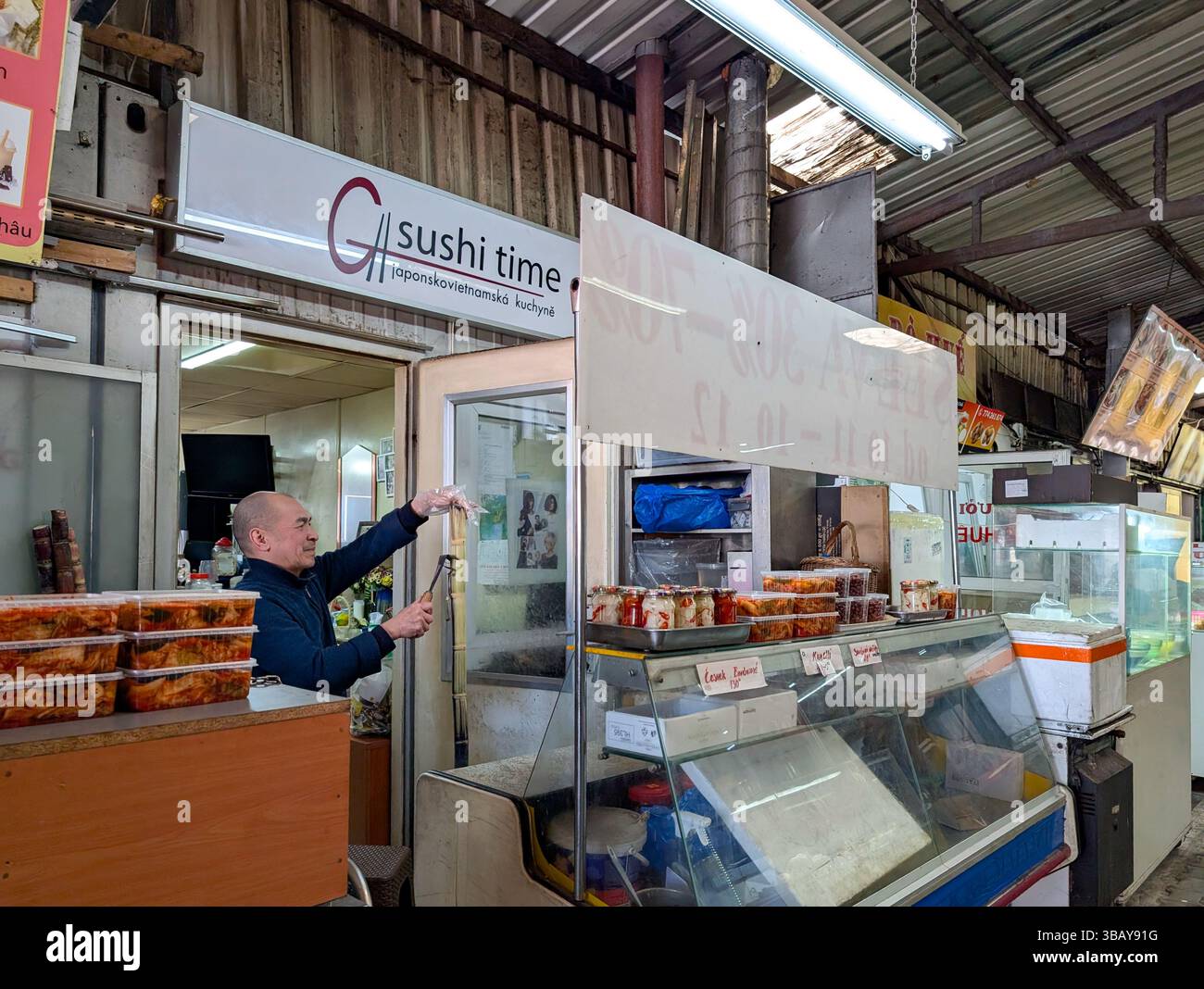 Little Hanoi, una dinamica gamma di ristoranti, caffè e negozi al dettaglio, è lungo le strade trafficate del TTTM Sapa a Praga, Repubblica Ceca, il 10 maggio 2025. Foto Stock