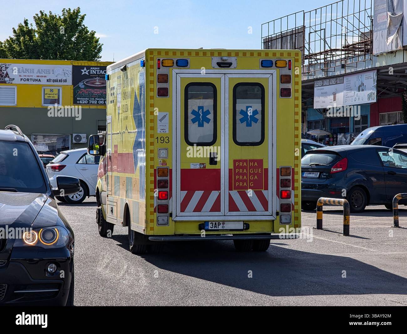 Little Hanoi, una dinamica gamma di ristoranti, caffè e negozi al dettaglio, è lungo le strade trafficate del TTTM Sapa a Praga, Repubblica Ceca, il 10 maggio 2025. Foto Stock