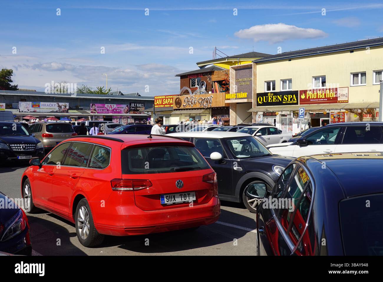 Little Hanoi, una dinamica gamma di ristoranti, caffè e negozi al dettaglio, è lungo le strade trafficate del TTTM Sapa a Praga, Repubblica Ceca, il 10 maggio 2025. Foto Stock