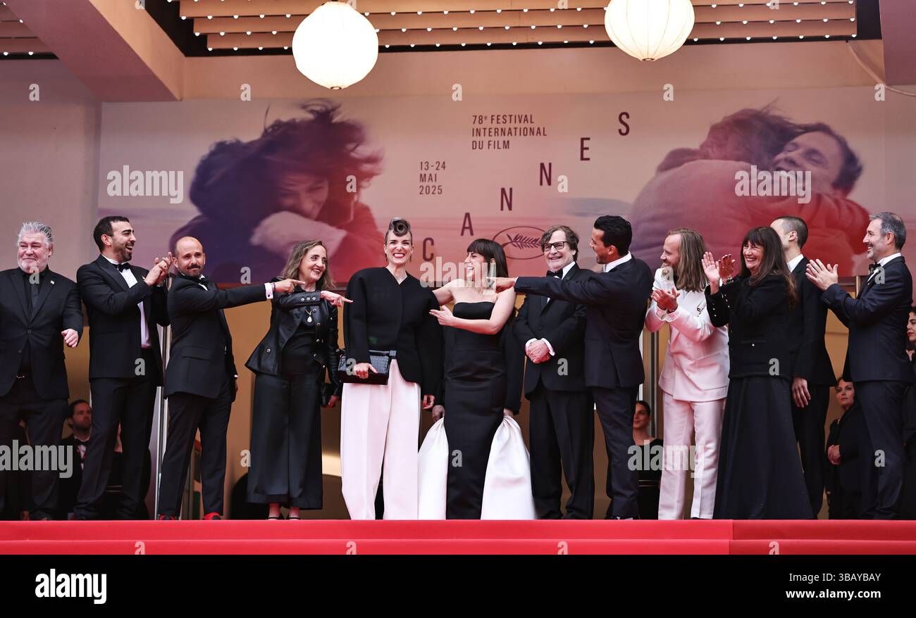 Cannes, Francia. 13 maggio 2025. Il regista francese Amelie Bonnin (5° L) e i membri del cast del film "Partir un jour" (lascia un giorno) arrivano sul tappeto rosso per la cerimonia di apertura della 78a edizione del Festival di Cannes a Cannes, Francia, 13 maggio 2025. Crediti: Gao Jing/Xinhua/Alamy Live News Foto Stock