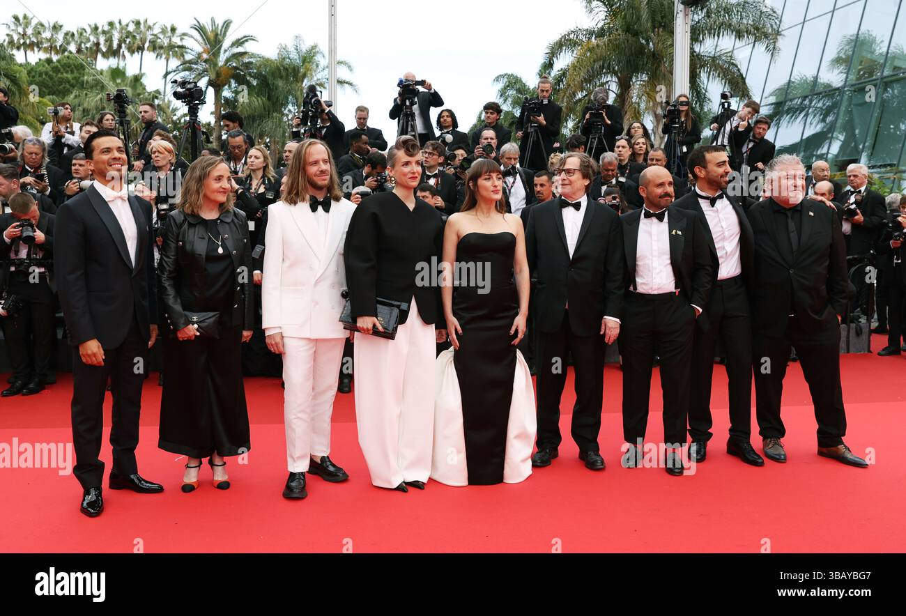 Cannes, Francia. 13 maggio 2025. Il regista francese Amelie Bonnin (4° L) e i membri del cast del film "Partir un jour" (lascia un giorno) arrivano sul tappeto rosso per la cerimonia di apertura della 78a edizione del Festival di Cannes a Cannes, Francia, 13 maggio 2025. Crediti: Gao Jing/Xinhua/Alamy Live News Foto Stock