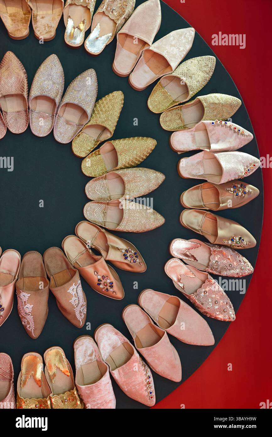 Pantofole tradizionali in pelle marocchina colorata fatta a mano. Bazar marocchino. Foto Stock