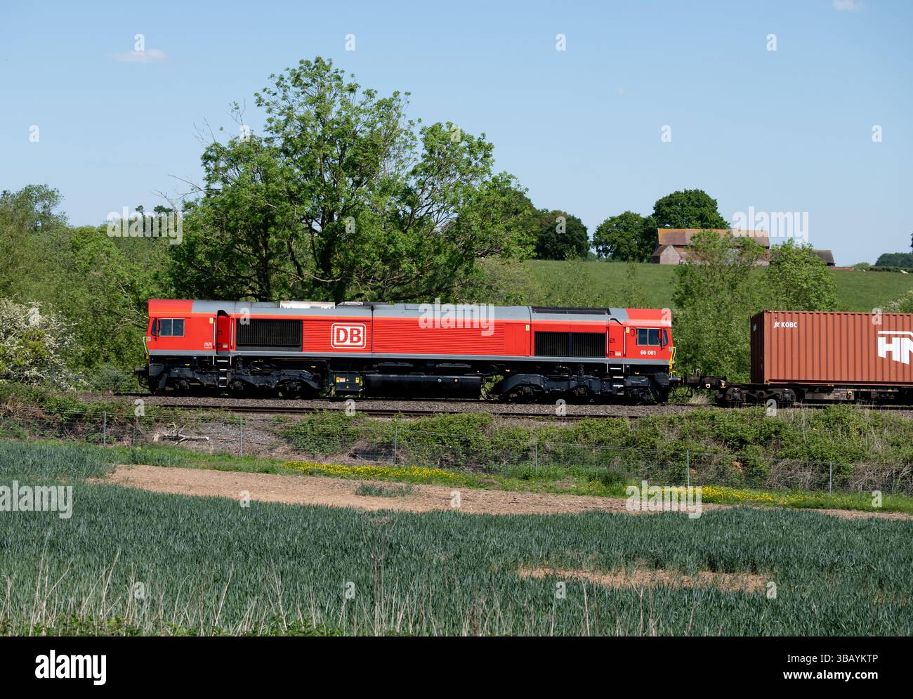 Locomotiva diesel DB Classe 66 n. 66061 che tira un treno freightliner, Warwickshire, Regno Unito Foto Stock