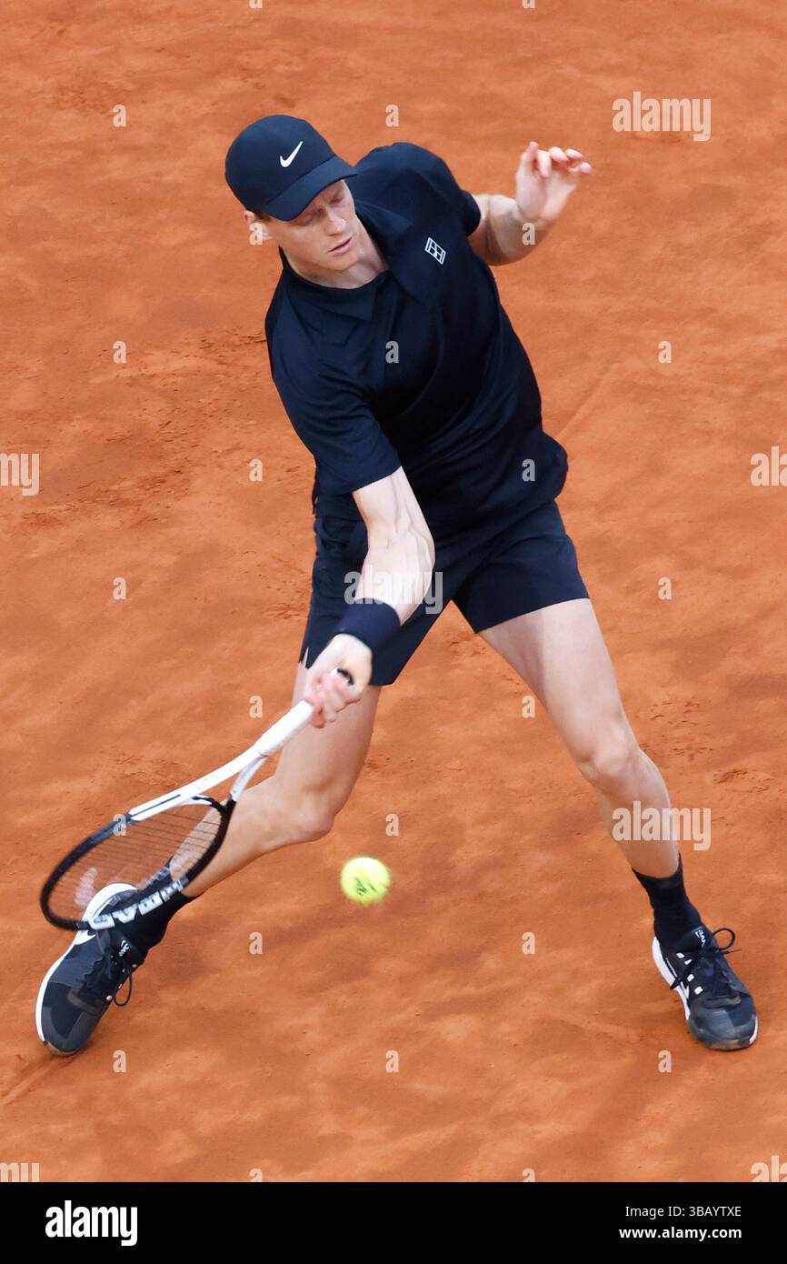 Roma, Italia. 13 maggio 2025. L'italiano Jannik Sinner restituisce il pallone all'argentino Francisco Cerundolo (non visto) durante il torneo italiano di tennis aperto al foro Italico's Central Court. Crediti: Riccardo De Luca - aggiornamento immagini/Alamy Live News Foto Stock