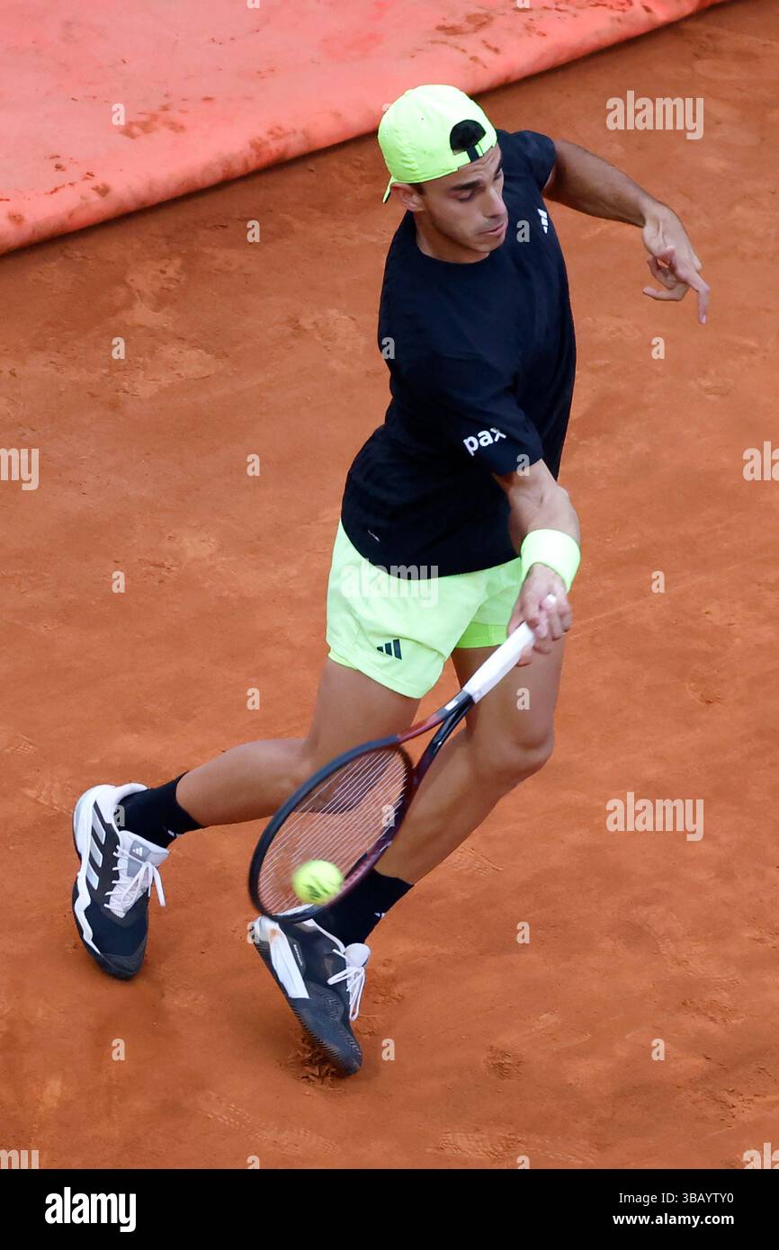 Roma, Italia. 13 maggio 2025. L'argentino Francisco Cerundolo restituisce il pallone all'italiano Jannik Sinner (non visto) durante il torneo italiano di tennis aperto al foro Italico's Central Court. Crediti: Riccardo De Luca - aggiornamento immagini/Alamy Live News Foto Stock