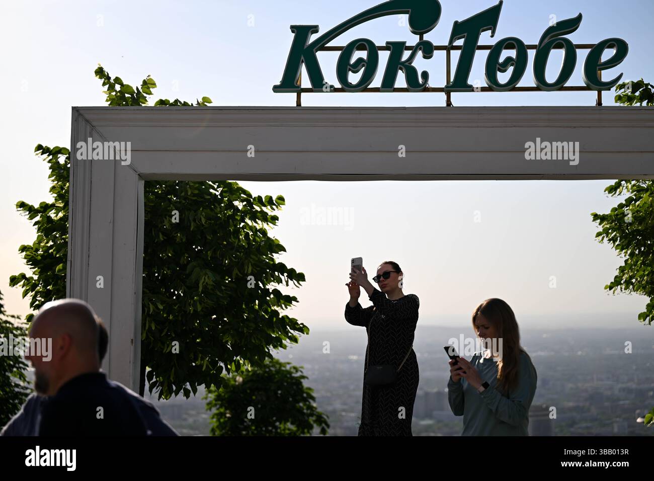 Almaty. 13 maggio 2025. La gente visita la montagna Koktobe ad Almaty, Kazakistan, il 13 maggio 2025. Il monte Koktobe è uno dei posti migliori con una vista panoramica della città di Almaty, nonché un luogo famoso per visite turistiche, attività ricreative, ristoranti e divertimenti. Crediti: Li Renzi/Xinhua/Alamy Live News Foto Stock