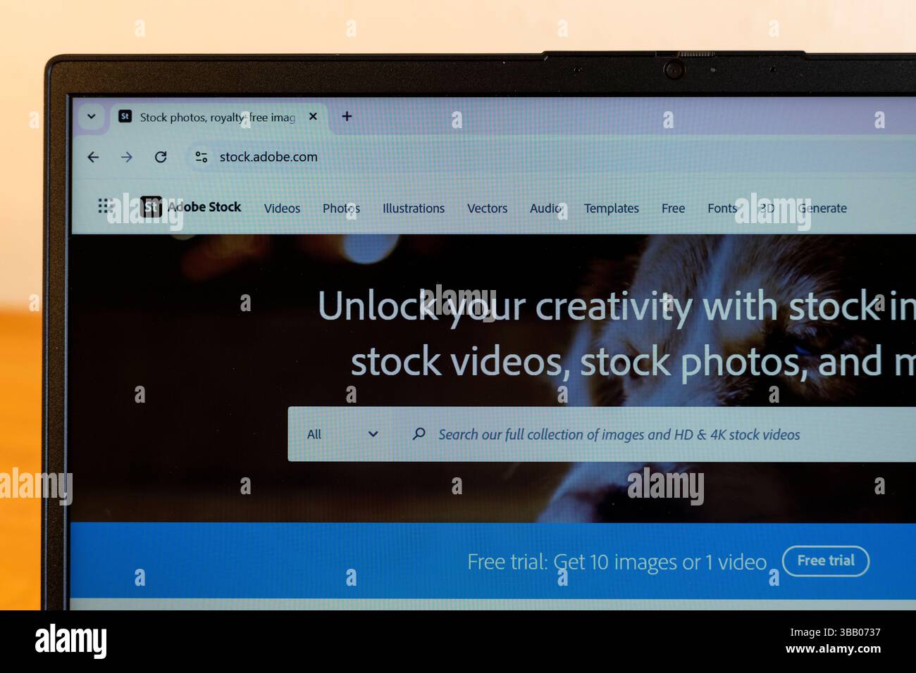 Adobe Stock Photos è un marketplace creativo per la homepage del sito Web di immagini e video aperto sul notebook Foto Stock