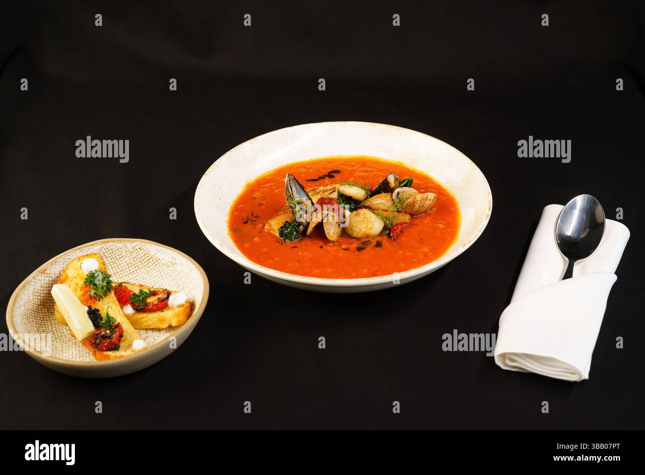 Ulan Bator, Mongolia. 6 maggio 2025. Un piatto di zuppa di pesce appena cucinata è posto su una tovaglia nera. Crediti: L.Enkh-Orgil. Foto Stock