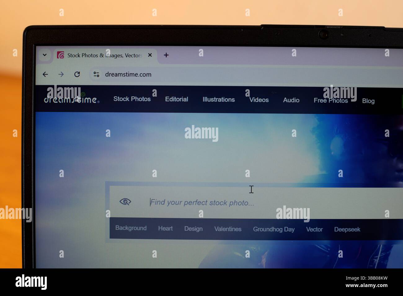 Foto di alta qualità per progetti creativi il sito Web Dreamstime si apre su un notebook Foto Stock