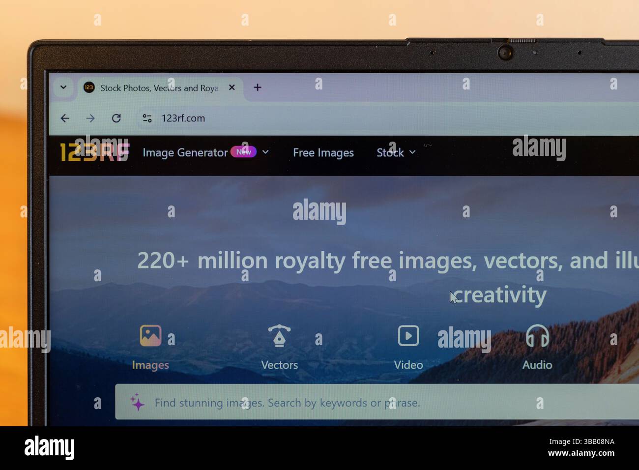 Sito Web 123RF per fotografie di scorta aperto in un computer portatile Foto Stock