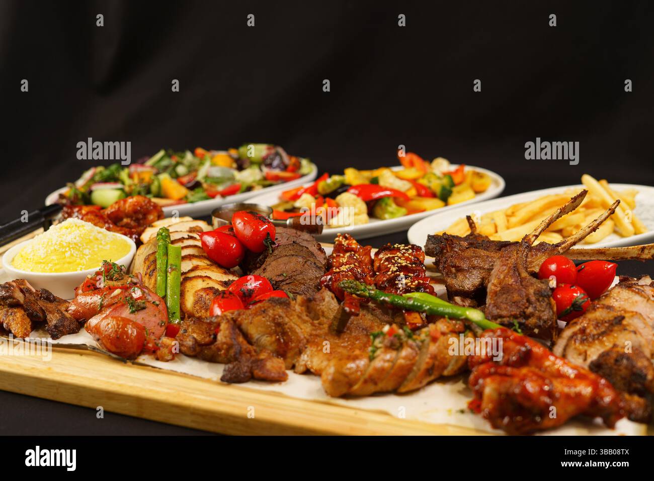 Ulan Bator, Mongolia. 6 maggio 2025. Una varietà di carni deliziose con insalata fresca. Crediti: L.Enkh-Orgil. Foto Stock