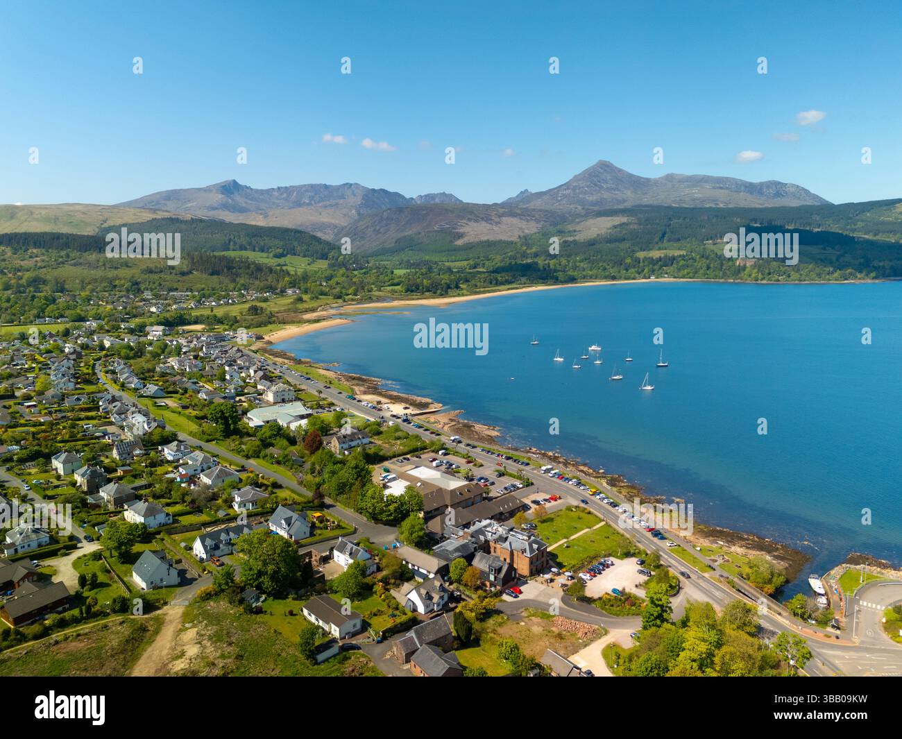 Veduta aerea dal drone di Brodick , Isola di Arran, North Ayrshire, Scozia, Regno Unito Foto Stock