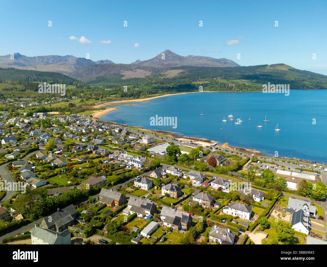 Veduta aerea dal drone di Brodick , Isola di Arran, North Ayrshire, Scozia, Regno Unito Foto Stock