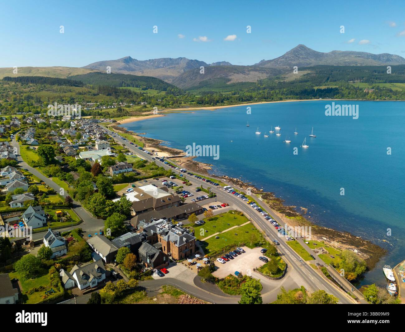 Veduta aerea dal drone di Brodick , Isola di Arran, North Ayrshire, Scozia, Regno Unito Foto Stock