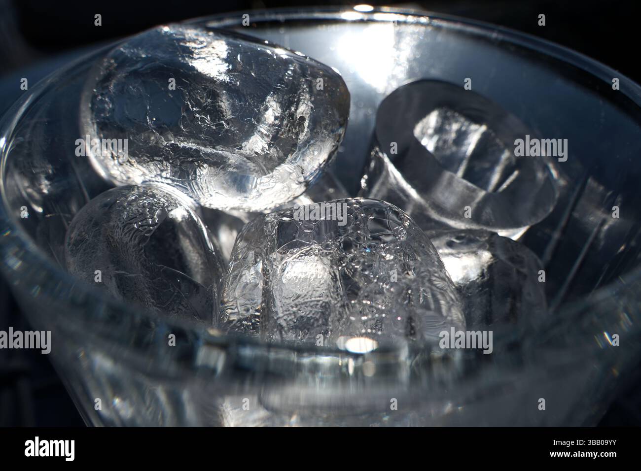 Cubetti di ghiaccio in un bicchiere. Primo piano. Messa a fuoco selettiva. Foto Stock