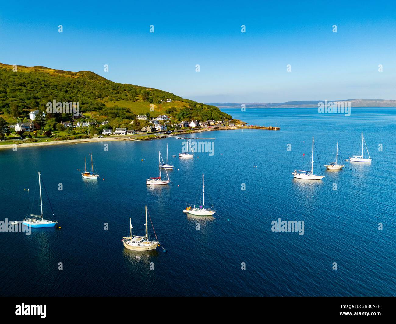 Vista aerea delle barche a vela ormeggiate a Lochranza, Isola di Arran, North Ayrshire, Scozia, Regno Unito Foto Stock