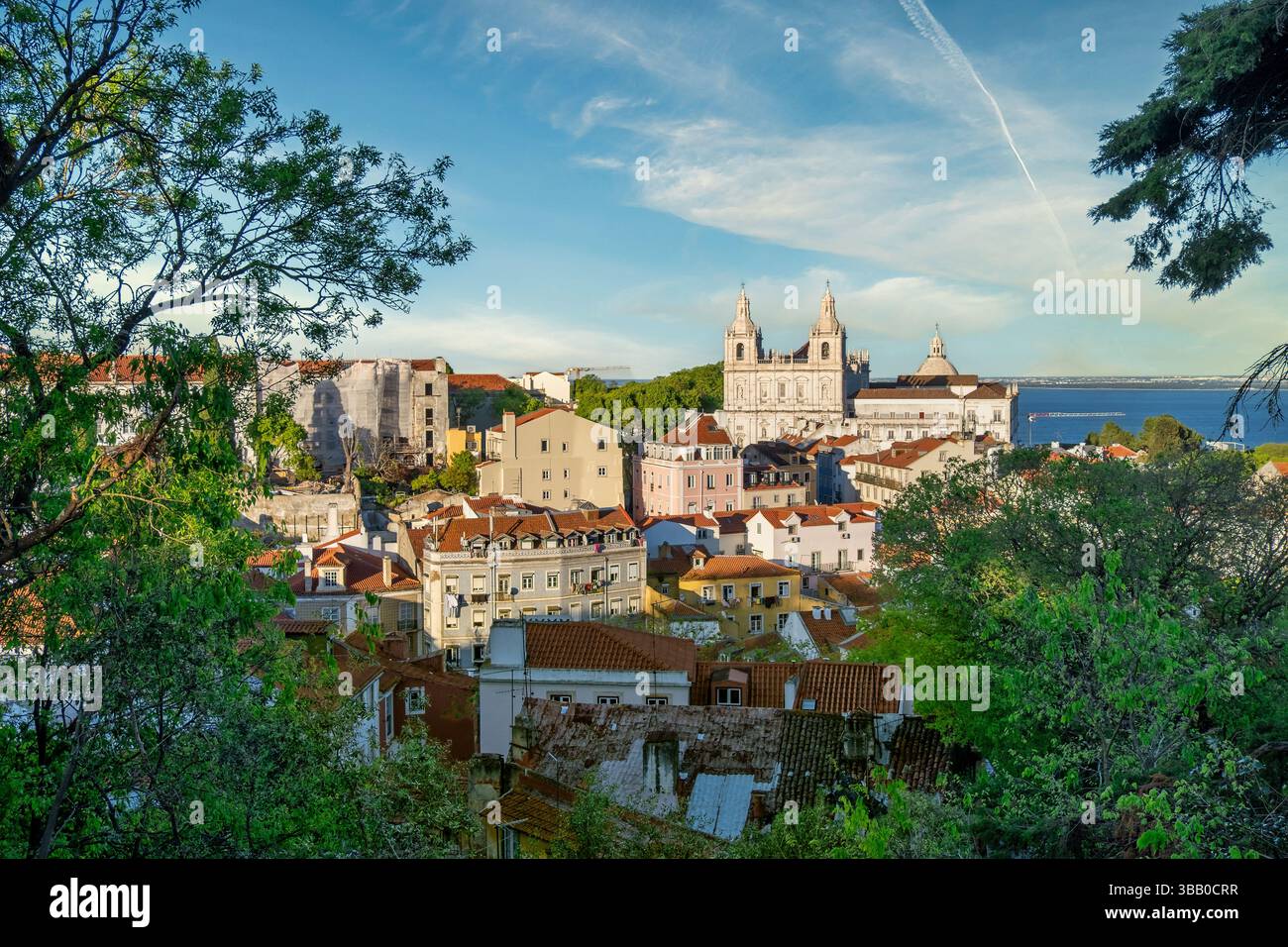 Paesaggio urbano con il monastero di Sao Vicente de Fora (Mosteiro de Sao Vicente de Fora) incorniciato dalle mura del castello a Castelo de Sao Jorge, Lisbona, Portogallo Foto Stock