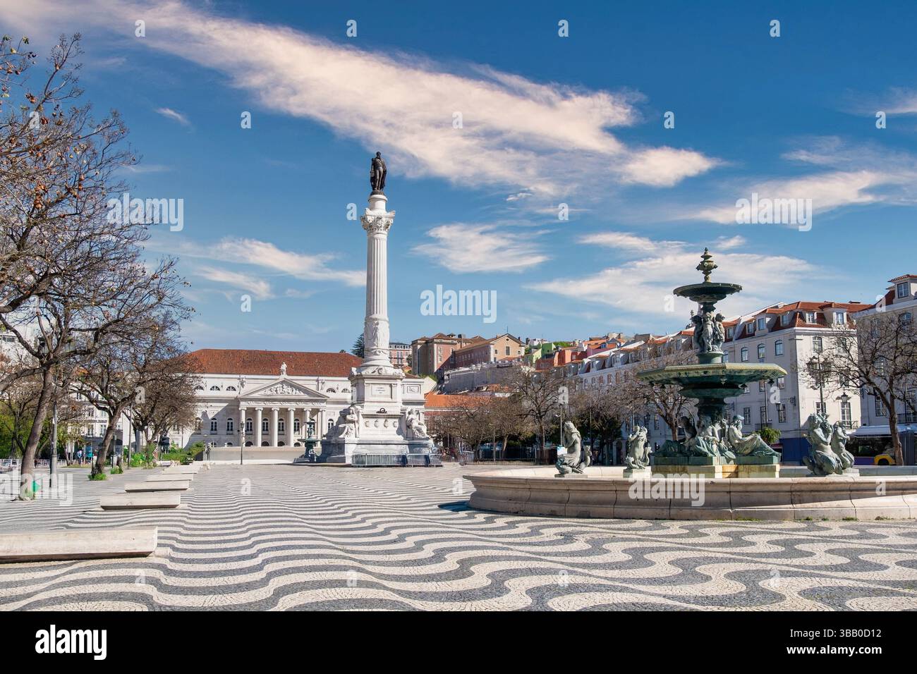 Fontana d'acqua e colonna Dom Pedro IV a Praca do Rossio, Piazza Rossio, Lisbona, Portogallo Foto Stock