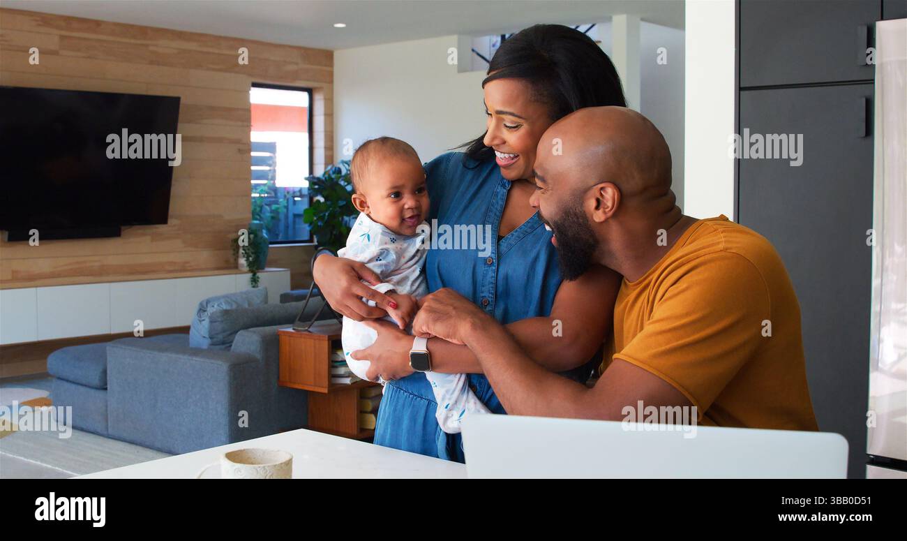 Famiglia afroamericana con figlia del bambino che usa il laptop per controllare Finanze a casa Foto Stock